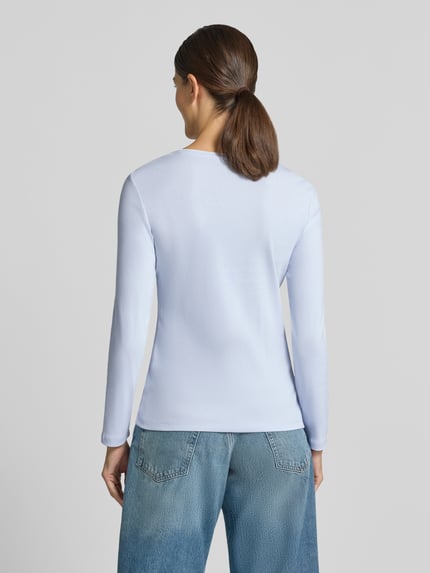 Frauenmodel trägt Slim Fit Longsleeve aus reiner Baumwolle von Christian Berg Woman in Hellblau, jeans, Ganzkörperansicht Rückansicht. Damen Longsleeve, taillierte Passform, Rundhalsausschnitt, Rückenlänge bei Größe S 59 cm.