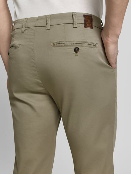 Männermodel trägt Hose mit Eingrifftaschen Modell 'Tybalt 5' von g1920, Slim Fit, beige, Baumwoll-Mix, Detailaufnahme Rückansicht