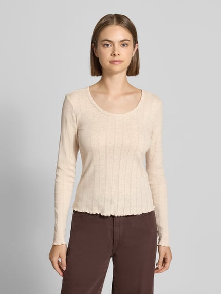Frauenmodel trägt Slim Fit Langarmshirt mit Baumwoll-Anteil Modell 'TENNA' von ONLY, beige, feine Rippenstruktur, Ganzkörperansicht von vorne, Damen Langarmshirt von ONLY.