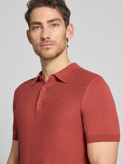 Männermodel trägt Regular Fit Poloshirt aus reiner Baumwolle von Strellson in Strickoptik mit Struktur-Muster, Feinstrick, Nahaufnahme Oberkörper.
