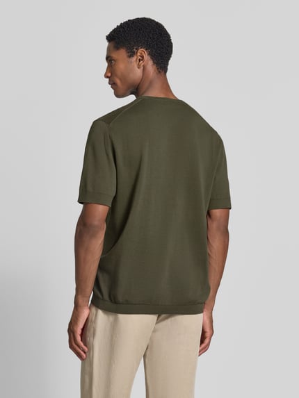 Männermodel trägt Regular Fit T-Shirt aus reiner Baumwolle Modell 'TORINO' von SELECTED HOMME in Unifarben, Ganzkörperansicht Rückansicht.
