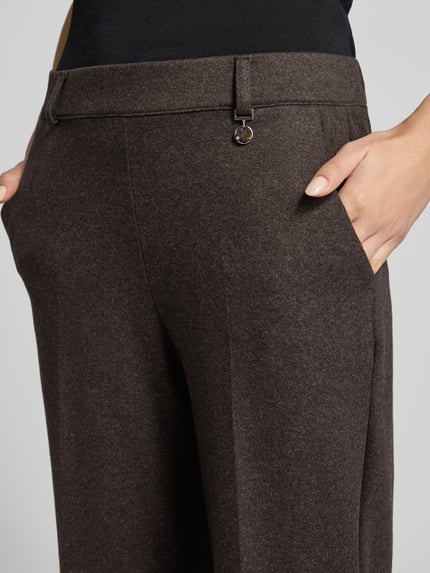 Frauenmodel trägt Regular Fit Hose mit Bundfalte Modell 'LILLYTH FLARED' von Raphaela By Brax, melange Optik, strukturierte Webware, seitliche Eingrifftaschen, Detailaufnahme Oberkörper