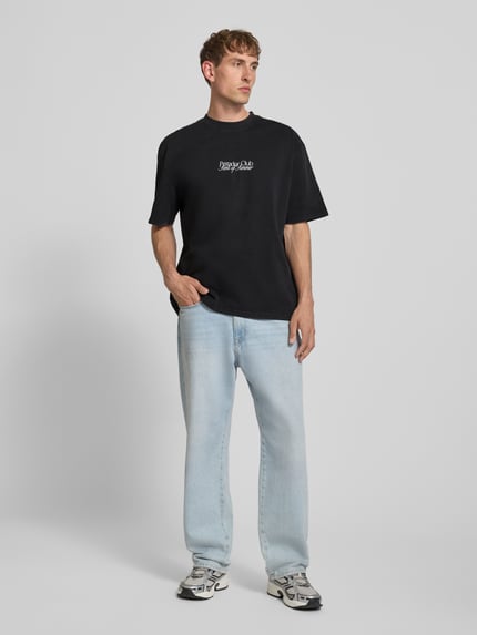 Męski t-shirt z bawełny, krój oversized, model 'Ramon' z nadrukiem z logo od PEGADOR, okrągły dekolt, czarny. Ganzkörperansicht von vorne.