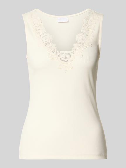 Produktfoto, Trägertop in Ripp-Optik mit Spitzenbesatz von Jake*s Collection aus Viskose-Baumwoll-Mix, Slim-Fit, cremefarben, V-Ausschnitt, feine Textur, Rückenlänge bei Größe 38: 55 cm.