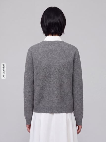 Vrouwenmodel draagt grijze Regular Fit Pullover uit mix van scheerwol en kasjmier model 'DECO' van Weekend Max Mara, Dames pullover, volledige achteraanzicht, KI-modificeerd beeld.
