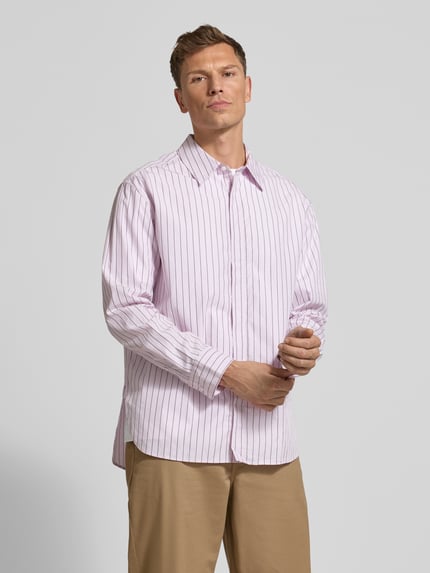 Męskimodel nosi koszulę casualową z ukrytą listwą guzikową od CK Calvin Klein, bawełna, krój relaxed fit, kołnierzyk kent, długość tyłu 80 cm, rozmiar M, widok z przodu, ujęcie do połowy uda.