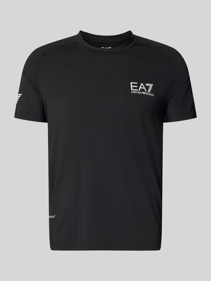 Produktfoto, czarny T-shirt z nadrukiem z logo, mieszanka materiałów z dodatkiem streczu, krój slim fit, okrągły dekolt, T-Shirt mit Label-Print od Armani, długość tyłu 69 cm w rozmiarze M.