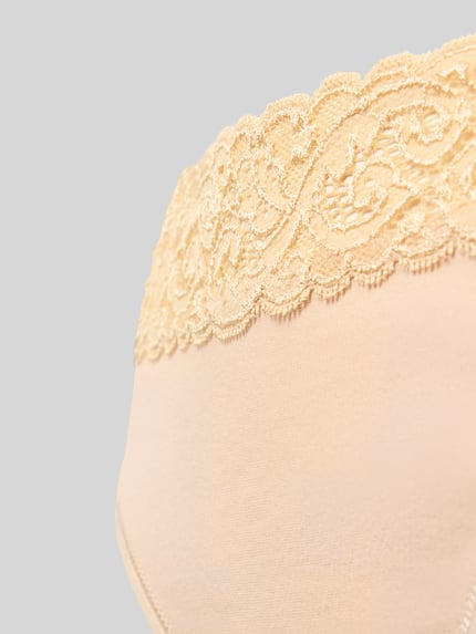 Vrouwenmodel draagt Slip met Spitze Model 'MOMENTS' van Hanro, puur katoen, nauwsluitende pasvorm, elastische band, kant, detailopname.