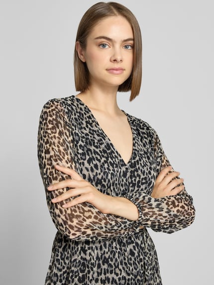 Vrouwenmodel draagt Tailliertes Blusenkleid met all-over motief model 'CERA' van ONLY, Dames blousejurk, lichte en donkere vlekken, Nahaufnahme bovenlichaam.