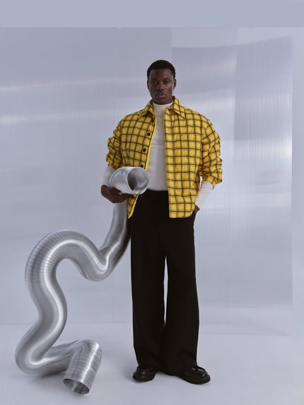 Männermodel trägt Jogpants mit elastischem Bund van ISNURH, zwart met wijde pasvorm, steekzakken en achterzakken, full body vooraanzicht.