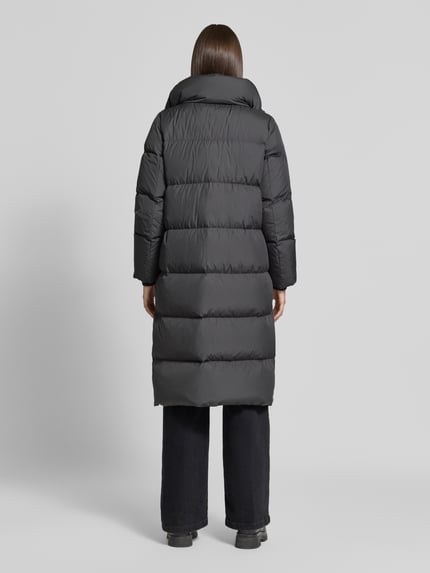 Frauenmodel trägt Regular Fit Daunenmantel mit abnehmbaren Rucksackriemen von Marc O'Polo in dunklem Grau, wattierte Struktur, Ganzkörperansicht Rückansicht. Damen Daunenmantel von Marc O'Polo.