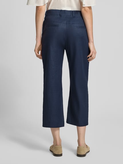 Frauenmodel trägt Regular Fit Culotte aus Leinen-Mix Modell 'PAM' von Raphaela By Brax, Optik: Unifarben, Passform: Regular-Fit, Bundabschluss: Elastisch, Ganzkörperansicht Rückansicht.