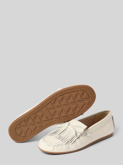 Produktfoto, Mokassins aus echtem Leder mit Zierschleife von INUOVO in Creme mit Zierbesatz, abgerundete Passform, flacher 1 cm Absatz, Schafthöhe 6 cm, Schaftweite 14 cm, Mokassin-Design, strukturierte braune Sohle