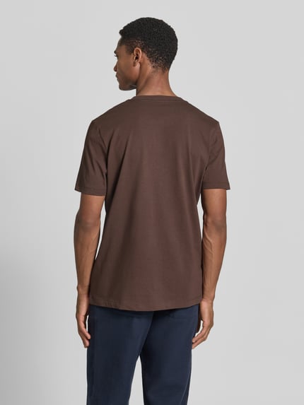 Männermodel trägt Regular Fit T-Shirt aus reiner Baumwolle von s.Oliver RED LABEL in Braun, Optik: Unifarben, Ganzkörperansicht Rückansicht.