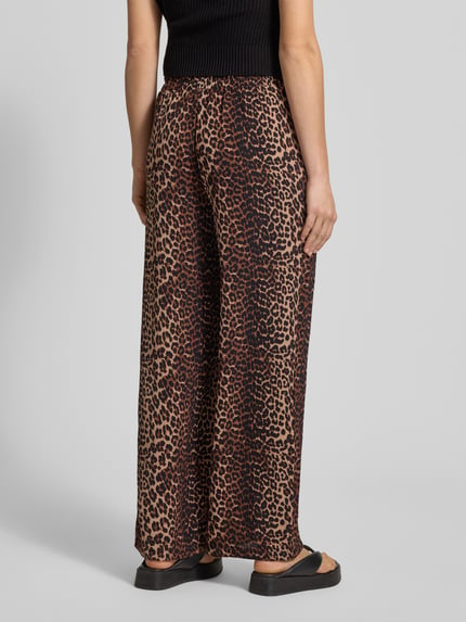 Frauenmodel trägt Weite Hose in Crêpe-Verarbeitung Modell 'TIFFANY' von Pieces, Optik: Unifarben, Passform: Wide-Leg, seitliche Eingrifftaschen, Bundabschluss: Elastisch, Materialverarbeitung: Crêpe. Ganzkörperansicht Rückansicht.