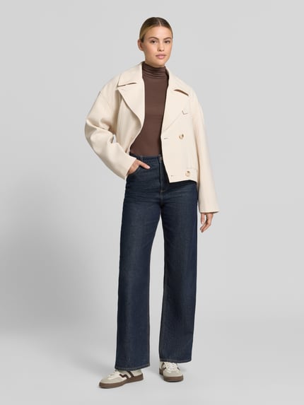 Frauenmodel trägt Regular Fit Jacke mit Viskose-Anteil Modell 'Najoma' von someday in Beige, Struktur glatt, weiter Schnitt, Ganzkörperansicht von vorne.