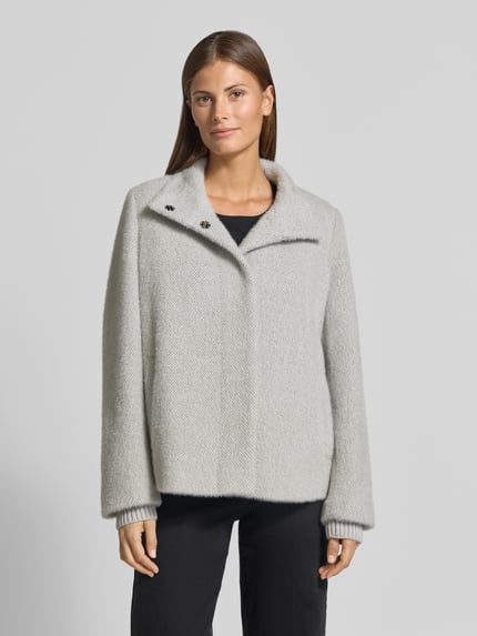 Frauenmodel trägt Regular Fit Jacke mit Strukturmuster von COMMA in hellem Grau, Stehkragen, elastische Ärmelabschlüsse, Nahaufnahme Oberkörper. Rückenlänge 61 cm, Schulterbreite 39 cm, Brustweite 55 cm, Ärmellänge 62 cm.