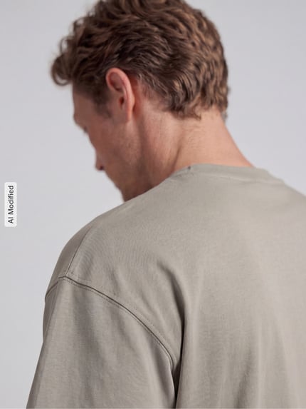 Männermodel trägt Relaxed Fit T-Shirt aus reiner Baumwolle von JAKE*S STUDIO MEN in Beige, glatte Textur, Rückenansicht, Nahaufnahme Oberkörper.