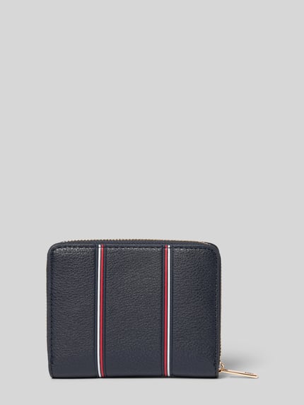 Produktfoto, Portemonnaie in Lederoptik von Tommy Hilfiger in Unifarben mit Druckknopf, Reißverschluss, Logo-Applikation aus Metall, Kontraststreifen, Aufteilung: Münzfach, Kartenfächer, Geldscheinfächer