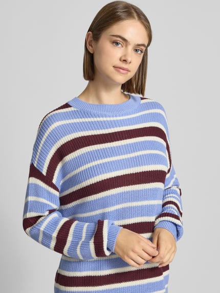 Modelka kobieca nosi Relaxed Fit Pullover aus Baumwoll-Mix Modell 'Maysa' od NOISY MAY®, niebiesko-bordowe pasy, dzianinowa faktura, widok z przodu, zbliżenie na górną część ciała, długość tyłu w rozmiarze S: 67 cm, długość rękawa w rozmiarze S: 58 cm.