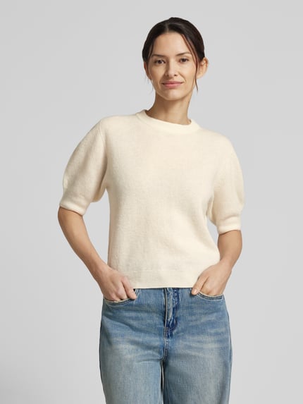 Frauenmodel trägt Strickpullover aus Alpaka-Mix Modell 'SANIDY' von Drykorn in Creme, Regular Fit, 1/2-Arm, Rundhals, Ganzkörperansicht von vorne.