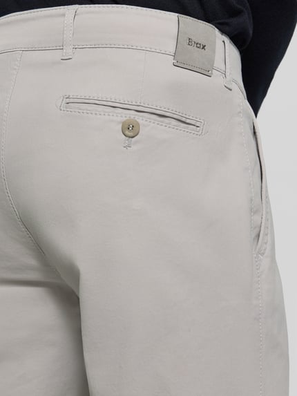 Mężczyzna nosi Straight Fit Stoffhose mit Lyocell-Anteil Modell 'Everest' od Brax, bawełna z Lyocellem, tylna kieszeń, zbliżenie tyłu.