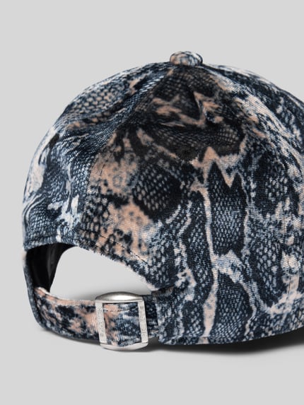 Produktfoto, Base Cap aus elastischem Material-Mix mit Motiv-Stitching von New Era im Animal-Print und silberner Strapback, Detailaufnahme. Damen Base Cap von New Era, elastischer Material-Mix, Motiv-Stitching, Strapback, Animal-Print.