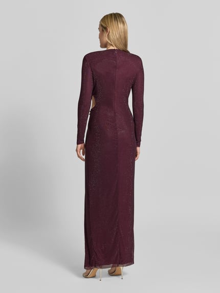 Frauenmodel trägt Abendkleid mit Raffung und Schnallendetail von Self-Portrait in dunklem Lila, Maxi-Länge, Struktur, Rückansicht Ganzkörperansicht.