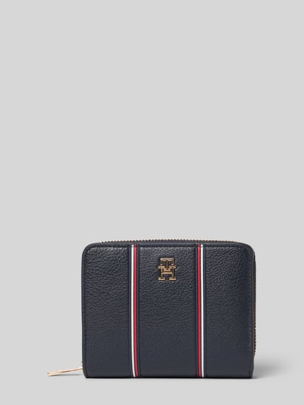 Produktfoto, Portemonnaie in Lederoptik von Tommy Hilfiger, Optik: Unifarben, Druckknopf, Reißverschluss, Kontraststreifen, Logo-Applikation aus Metall, Aufteilung: Münzfach, Kartenfächer, Geldscheinfächer.