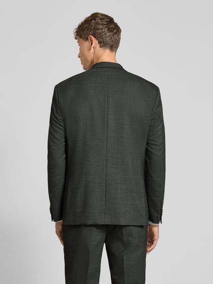 Männermodel trägt dunkelgrauen Slim Fit Anzug aus Schurwoll-Mix von HECHTER PARIS mit feiner Textur, Ganzkörperansicht Rückansicht.