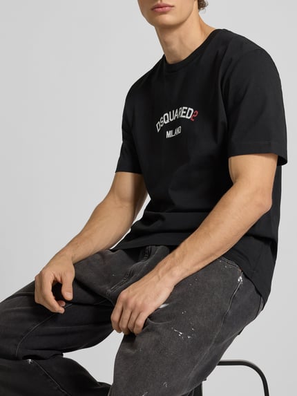 Männermodel trägt Loose Fit T-Shirt mit Logo-Print von Dsquared2, schwarze Baumwolle, Rundhals, kurzärmelig, Nahaufnahme Oberkörper.