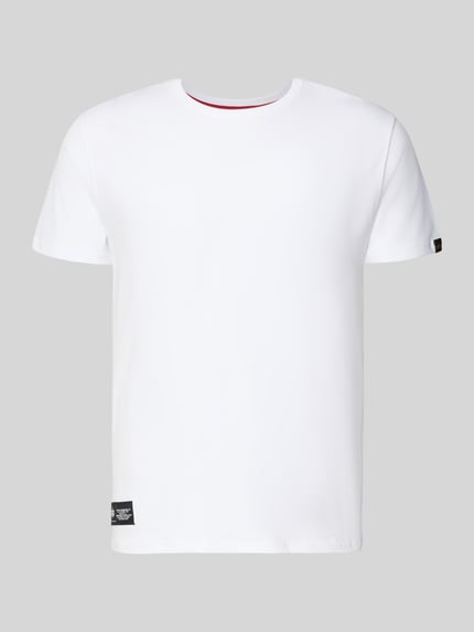 Produktfoto, T-Shirt mit Label-Patch von Alpha Industries, Herren T-Shirt aus Reine Baumwolle, Gerader-Schnitt, Rundhalsausschnitt, Rückenlänge bei Größe M: 66 cm, weiß mit glatter Textur und rechteckigen Label-Patch am Saum.