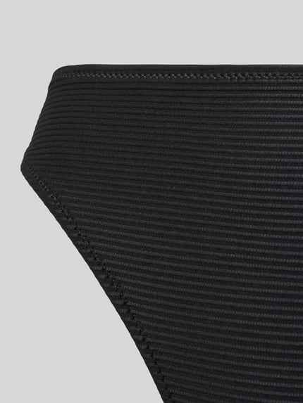 Produktfoto, schwarze Bikinihose mit feiner Rippstruktur und Label-Detail Modell 'CASSIE' von Marie Jo, elastischer Bund, Nahaufnahme Textur