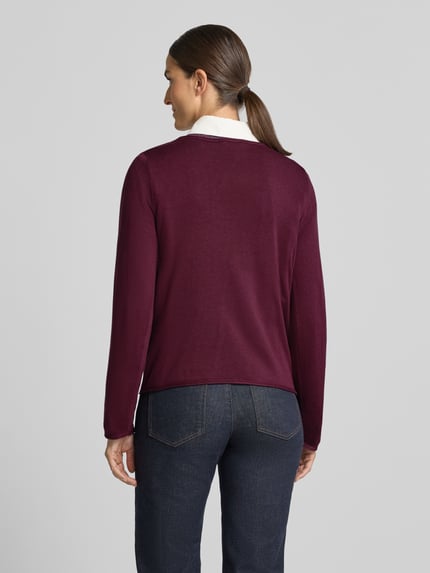 Kobieta modelka nosi Regular Fit Pullover aus Baumwoll-Viskose-Mix von s.Oliver RED LABEL, kolor bordowy, gładka faktura, całkowity widok z tyłu.