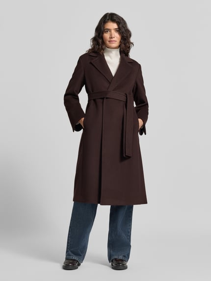 Frauenmodel trägt Mantel mit Taillengürtel Modell 'MCORUNAWAY1' von MAX&Co, Melange-Optik, Fischgräten-Muster, Longline, Ganzkörperansicht von vorne.