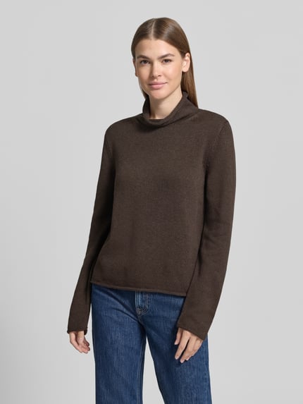 Frauenmodel trägt Turtleneck aus reiner Baumwolle von MARC O'POLO in Braun, unifarben, strukturierte Strickoptik, Ganzkörperansicht von vorne.