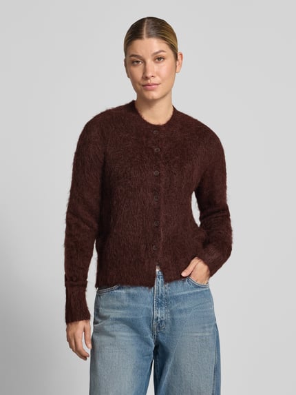 Frauenmodel trägt Strickjacke aus Alpaka-Mix Modell 'Tulinda' von someday., braun, Rundhalsausschnitt, Regular Fit, Jeans, Ganzkörperansicht von vorne.