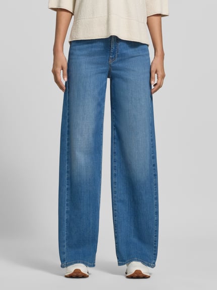 Vrouwenmodel draagt High Waist Wide Fit Jeans met Nieten van Marc Cain in lichtblauw, mix van katoen en elastaan, steekzakken, wide fit, high waist, studs, bandwijdte maat 36: 39 cm, binnenbeenlengte maat 36: 82 cm, vooraanzicht, detailopname benen.