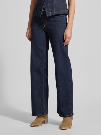 Vrouwenmodel draagt Wide Fit Jeans im 5-Pocket-Design Modell 'Kimberly' van Soyaconcept, elastische katoenmix, donkerblauw, volledige beenlengte, detailopname onderlichaam.