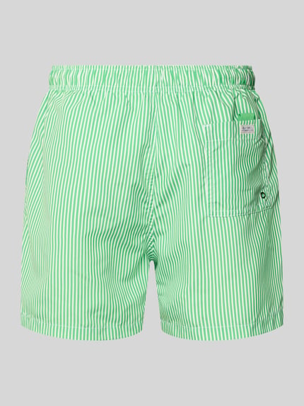 Produktfoto, Badehose mit Gesäßtasche und Label-Patch von MCNEAL für Herren im Loose-Fit mit elastischem Bund und Kordelzug, grün-weiß gestreift.
