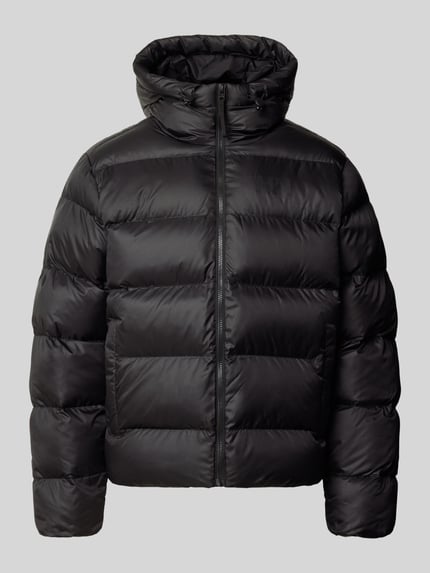 Produktfoto, schwarze Jacke mit Kapuze und Eingrifftaschen Modell 'ACTIVE' von Helly Hansen, gesteppte Textur, Reißverschluss, Regular Fit, geeignet für Herren.