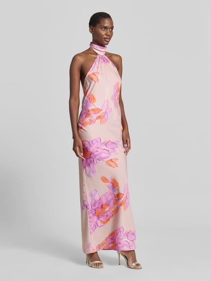 Frauenmodel trägt Abendkleid mit tiefem Rückenausschnitt von Swing aus Satin mit floralen Mustern in Rosa und Orange, Körpernaher-Schnitt, Maxikleid, Neckholder mit Knopfverschluss, Ganzkörperansicht von vorne.