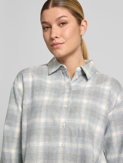 Frauenmodel trägt Regular Fit Langarmbluse aus reiner Baumwolle Modell 'Flakaro' von OPUS, karierte Muster in Grau und Hellblau, Nahaufnahme Oberkörper.