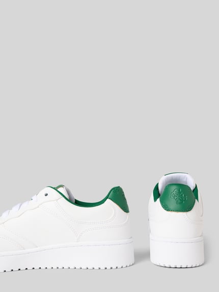 Produktfoto, witte sneakers met groene details, Afgeronde pasvorm, Model 'Miram' van Guess met logo-applicatie, geprofileerde pasvorm