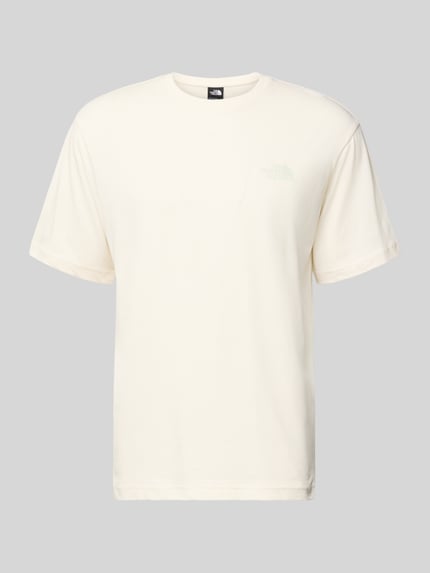 Produktfoto, T-Shirt mit Label-Print von The North Face in Creme, Reine Baumwolle, Regular-Fit, gerippter Rundhalsausschnitt, dezenter Print vorn, Rückenlänge bei Größe M 69 cm, glatte Textur