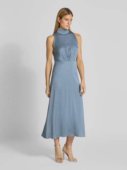 Frauenmodel trägt Midikleid mit Stehkragen Modell 'AMABEL' von Drykorn in Hellblau, A-Linie, glatte Textur, Ganzkörperansicht von vorne. Material-Mix mit Stretch-Anteil, Rückenlänge 128 cm, Brustweite 35 cm bei Größe 36.