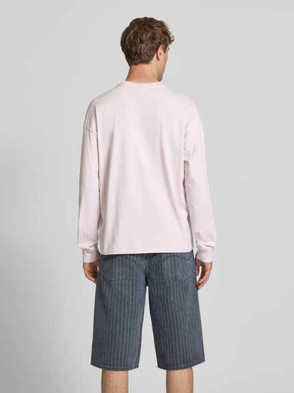Männermodel trägt Oversized Sweatshirt mit Logo-Stitching Modell 'Rusk' von Pegador aus Reine Baumwolle, Oversized-Fit, Rückenlänge 61 cm, Ganzkörperansicht Rückansicht.