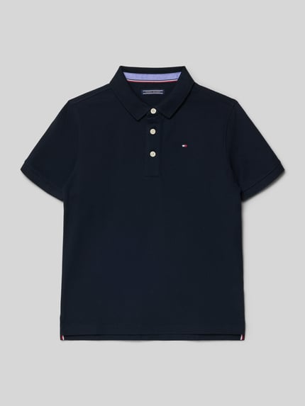 Produktfoto, Poloshirt met logo-stickerei van Tommy Hilfiger in donkerblauw, mix van katoen en elastaan, piqué, recht model, polokraag, korte knoopsluiting, ribboorden, zijsplitten, ruglengte bij maat 14: 63 cm.