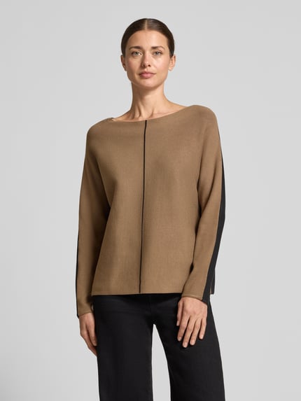 Frauenmodel trägt Regular Fit Pullover aus Viskose-Mix von s.Oliver BLACK LABEL in Braun mit schwarzem Akzent, Ganzkörperansicht von vorne.