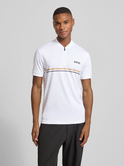 Männermodel trägt Slim Fit Poloshirt mit Logo-Print Modell 'TOC SPIN BODYMAPP 1027' von BOSS Green, Optik: Unifarben, Ganzkörperansicht von vorne.
